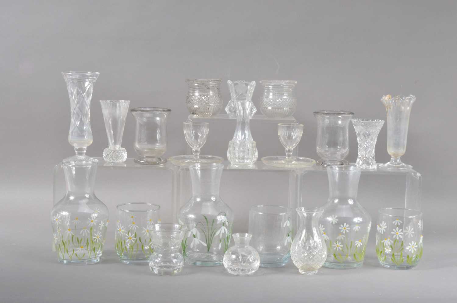 Lot 70 - A collection of glassware