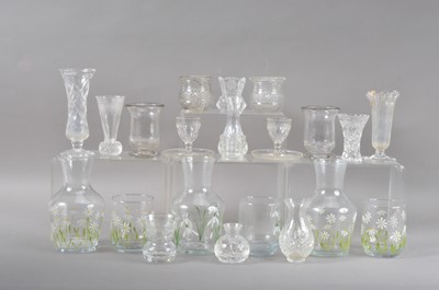 Lot 70 - A collection of glassware