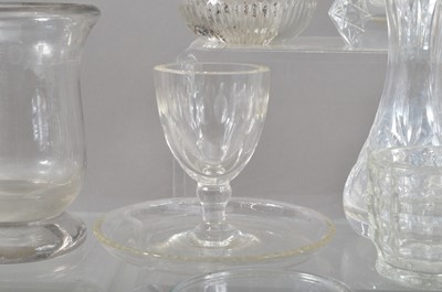 Lot 70 - A collection of glassware