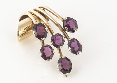 Lot 113 - A gold and garnet Art Deco pendant