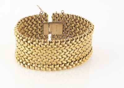 Lot 118 - A Kutchinsky 18ct gold basket weave heavy bracelet