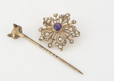 Lot 132 - An early 20th Century yellow metal fox head pin