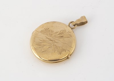 Lot 138 - An 18ct gold circular floral engraved locket