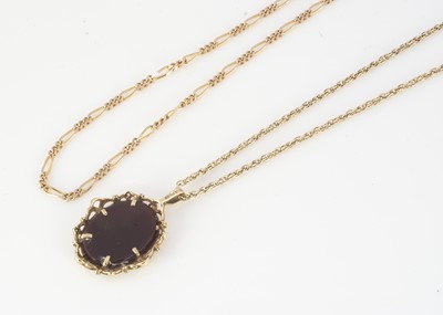 Lot 139 - A moulded glass cameo 9ct gold framed pendant and chain