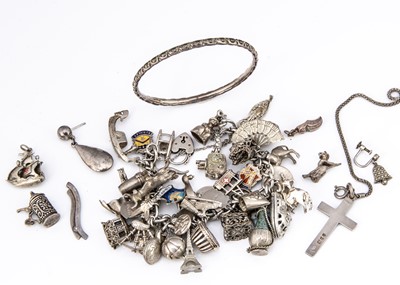 Lot 40 - A silver charm bracelet