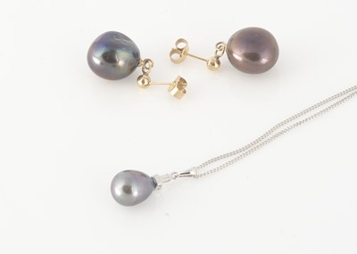 Lot 179 - A black pearl and diamond pendant on a fine 9ct gold chain