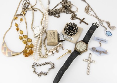 Lot 18 - A small collection of costume jewels