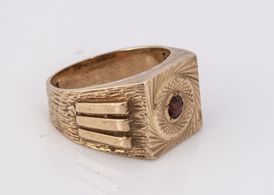 Lot 92 - A 9ct gold garnet set signet ring