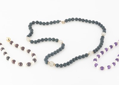 Lot 182 - A bloodstone and frosted glass bead necklace