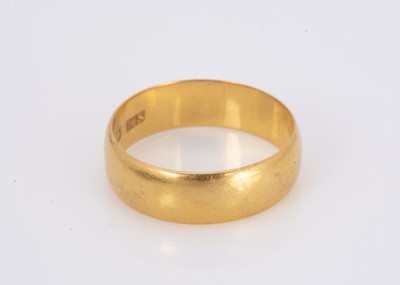Lot 230 - A Victorian barrel shaped22ct gold wedding band