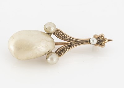 Lot 193 - A continental 14K marked blister pearl comet brooch
