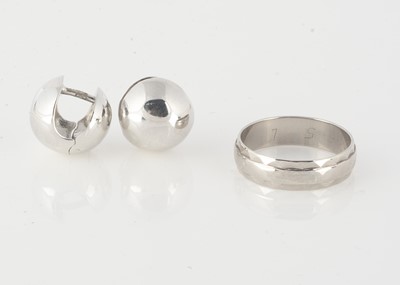 Lot 236 - An 18ct white gold wedding band