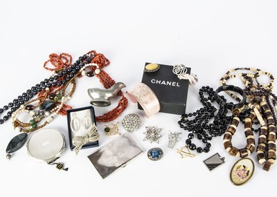 Lot 258 - A collection of beads