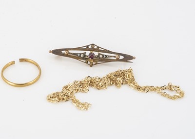 Lot 27 - A 9ct gold  bar brooch