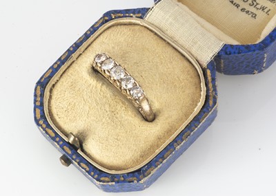 Lot 306 - A five stone diamond dress ring