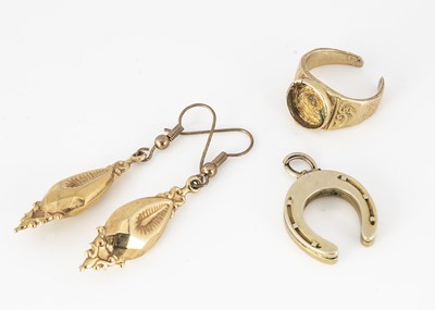 Lot 316 - An un marked yellow metal dress ring