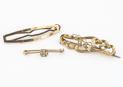 Lot 35 - Three 9ct gold brooches