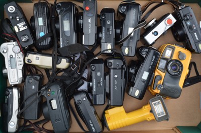 Lot 2 - A Tray of Compact Cameras