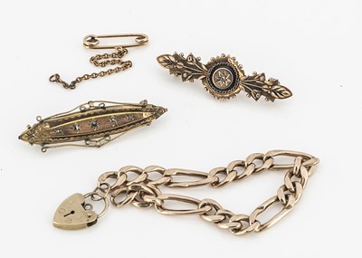 Lot 6 - A small collection of 9ct gold