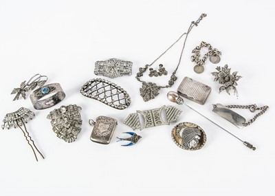 Lot 66 - A good collection of paste jewels