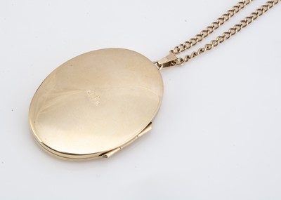 Lot 38 - A 9ct gold oval locket