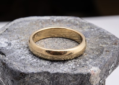 Lot 154 - A contemporary Tiffany & Co 18ct gold wedding band