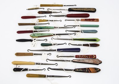 Lot 208 - A collection of vintage button hooks