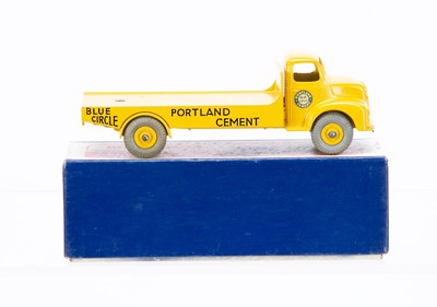 Lot 24 - A Dinky Toys 533 Leyland Cement Wagon