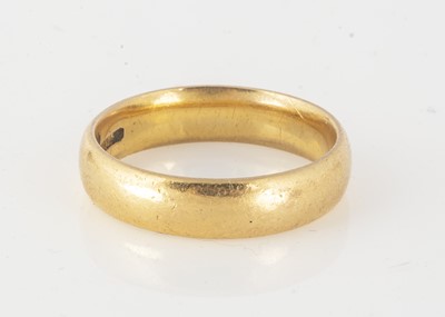 Lot 99 - A 22ct gold wedding band