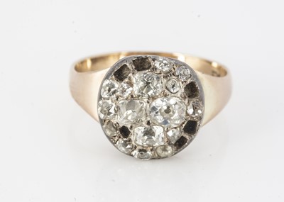 Lot 349 - A diamond cluster dress ring