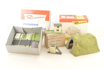 Lot 758 - Rivarossi HO Gauge 1960s Plastic Level Crossing Tunnel Blockhouse and Country Train Station (4)