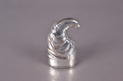 Lot 276 - A 19th century novelty snuff box