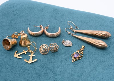 Lot 186 - A pair of 9ct gold drop earrings