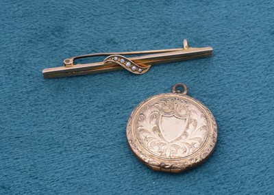 Lot 266 - A 9ct gold and seed pearl bar brooch with base metal pin