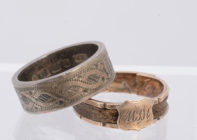 Lot 381 - A 19th century mourning hair ring
