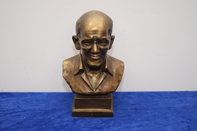 Lot 275 - An early 20th century bust of a gentleman