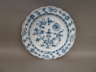 Lot 45 - A 20th century Meissen porcelain large onion pattern charger