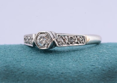 Lot 53 - An art deco platinum diamond dress ring
