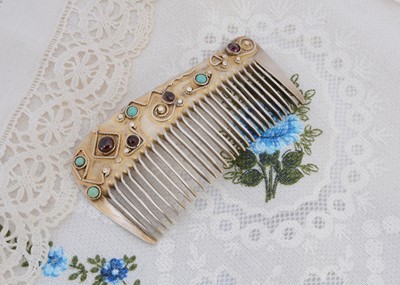 Lot 451 - An Arts and Crafts mixed metal hair comb