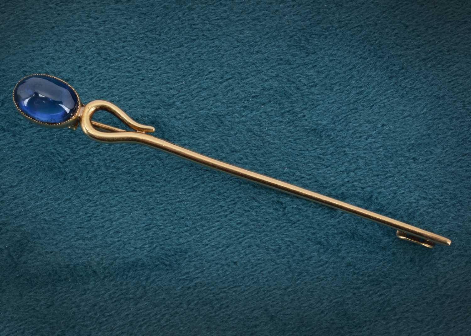Lot 12 - A French gold and synthetic sapphire pin brooch