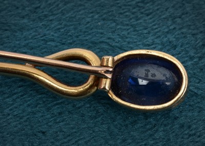 Lot 12 - A French gold and synthetic sapphire pin brooch