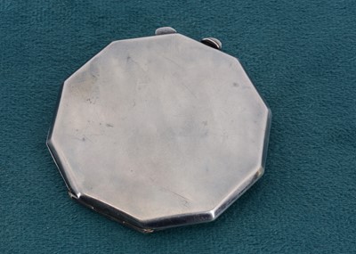 Lot 19 - An Art Deco silver compact