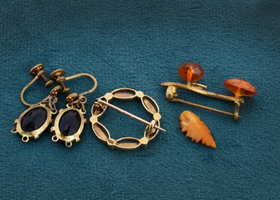 Lot 21 - An Edwardian 15ct gold circular enamel and seed pearl brooch