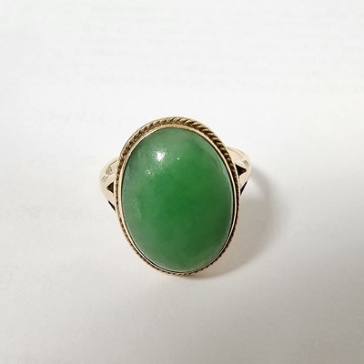 Lot 28 - An Edwardian 18ct gold jadeite jade cabochon dress ring