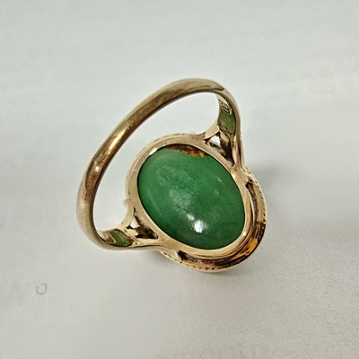Lot 28 - An Edwardian 18ct gold jadeite jade cabochon dress ring