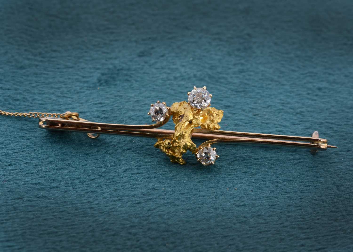 Lot 29 - A 15ct gold Edwardian gold nugget and diamond set bar brooch