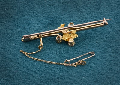 Lot 29 - A 15ct gold Edwardian gold nugget and diamond set bar brooch