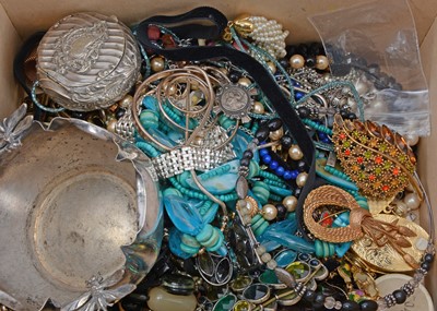 Lot 35 - A collection of costume jewellery