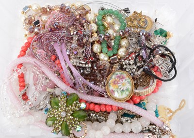 Lot 46 - A collection of costume jewels