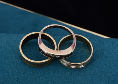 Lot 77 - An 18ct gold wedding band